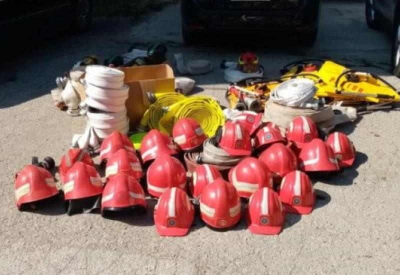 Tomislavgradskim vatrogascima vrijednu opremu donirale kolega iz Dalmacije